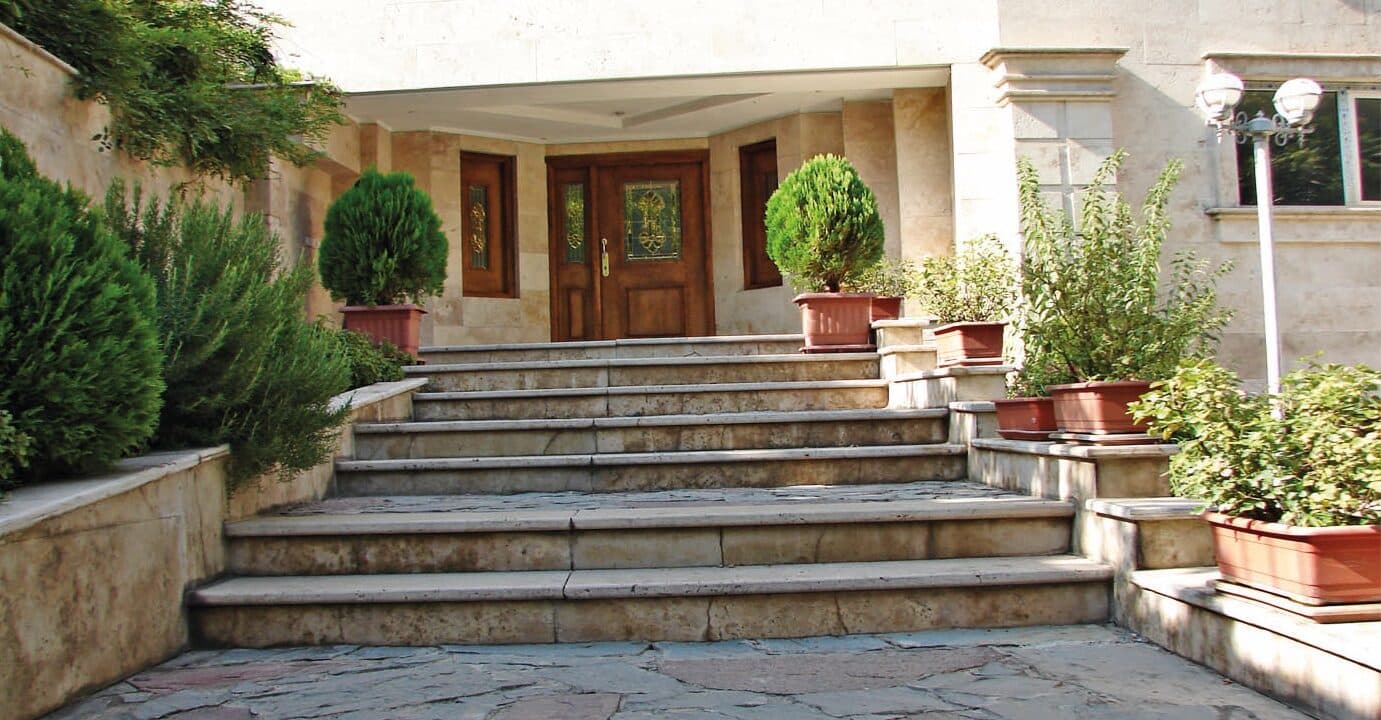 طراحی و اجرای درب قرنیز و کرنیش دریچه فنکوئل و دیوارکوب لابیو سونا